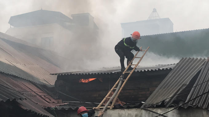 Lực lượng chức năng nỗ lực khống chế đám cháy.