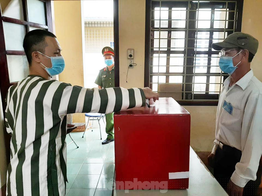 Quan sát của PV Tiền Phong, công tác tổ chức bầu cử tại Nhà tạm giữ Công an huyện Chư Pah (Gia Lai) tổ chức rất nghiêm ngặt, chặt chẽ. Sau khi bỏ phiếu, họ được dẫn về các phòng giam. Đến 9h15 ngày 23/5, các cử tri "đặc biệt" này hoàn tất việc bỏ phiếu.
