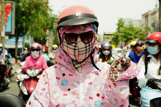 C&aacute;ch chị em &ldquo;chống nắng&rdquo; dưới g&oacute;c nh&igrave;n h&agrave;i hước của một &ldquo;&ocirc;ng T&acirc;y