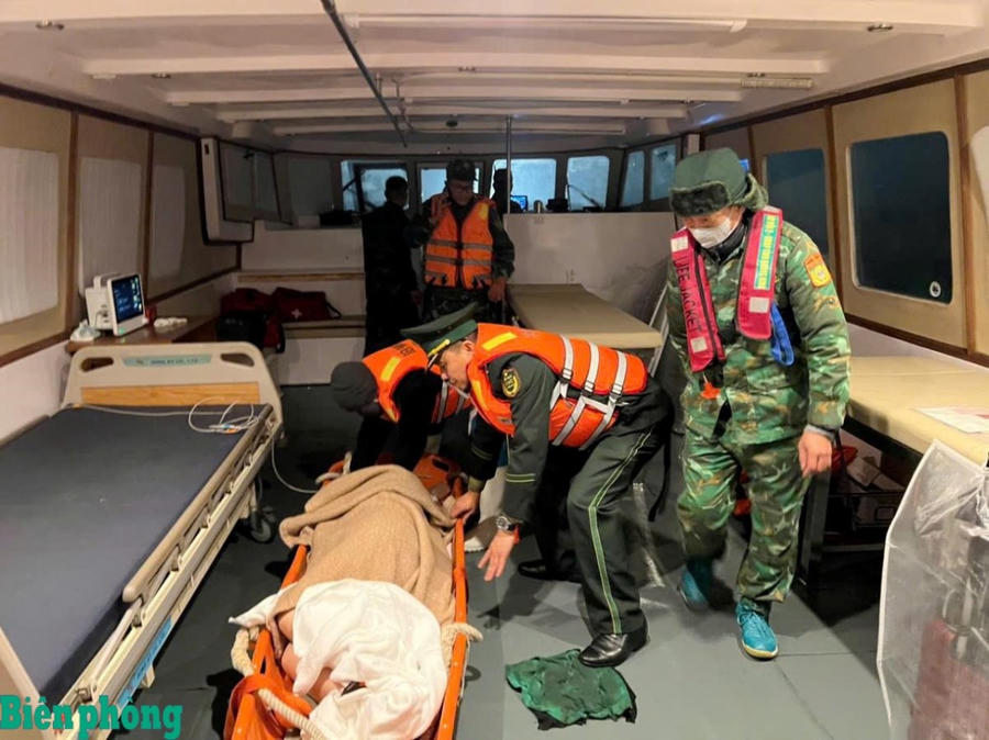 Lực lượng Biên phòng phối hợp y tế đưa nữ du khách Nhật Bản bị đột quỵ từ tàu du lịch vào bờ cấp cứu trong đêm 8/2.