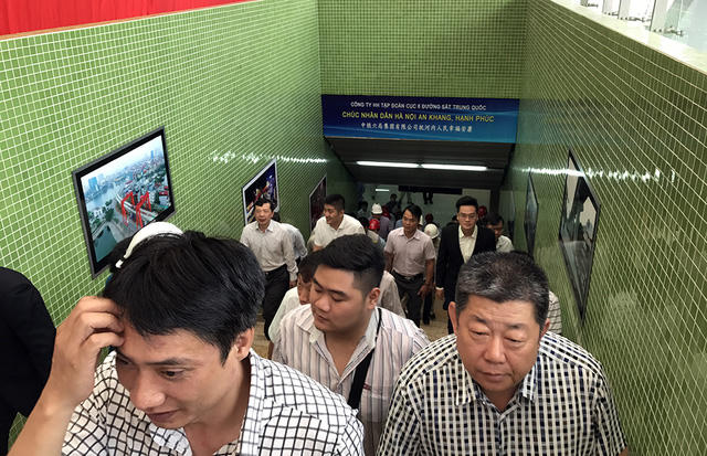 Sau 7 năm công trình thi công, sáng nay người dân chính thức được vào ngắm mô hình, nhà ga và đoàn tàu đường sắt trên cao Cát Linh - Hà Đông.