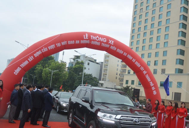 Sáng nay (11/10), công trình cầu vượt nút giao An Dương - đường Thanh Niên đã chính thức thông xe.