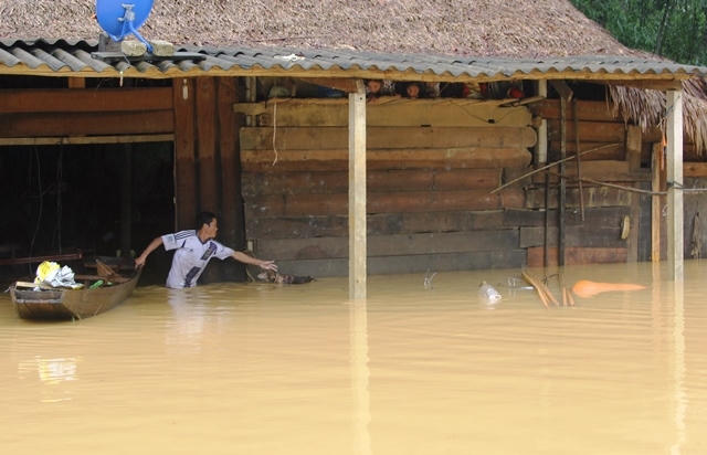 Khi những mất mát sau ATNĐ ở Miền Trung còn chưa nguôi ngoai, thì ngoài khơi xa bão Sarika đang là mối đe dọa cho người dân.