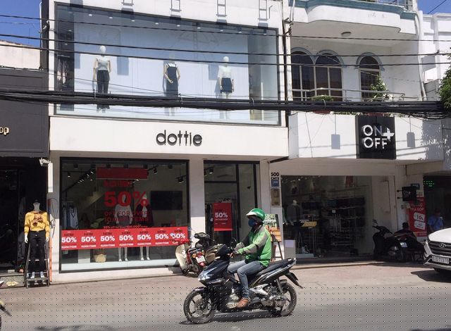 Nhiều thương hiệu có mức giảm giá đến 50% nhưng cũng không được người dân đoái hoài. Ảnh: Đại Việt