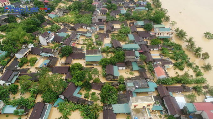 Nhìn từ trên cao bốn bề đều mênh mông nước, nhiều ngôi nhà ngập hết chỉ còn trơ lại nóc nhà.