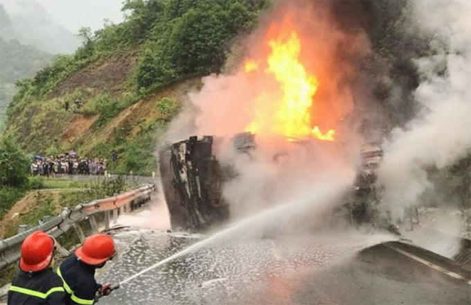 Chiếc xe bồn chở xăng bỗng nhiên bốc cháy khiến đường Hồ Chí Minh ách tắc giao thông nhiều giờ. (Ảnh minh hoạ)