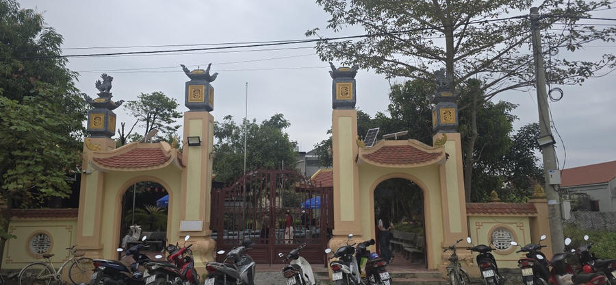 Cổng miếu Cố Tuệnh khang trang - nơi đón hàng trăm người dân và du khách thập phương về dâng hương, cầu bình an mỗi dịp xuân về.