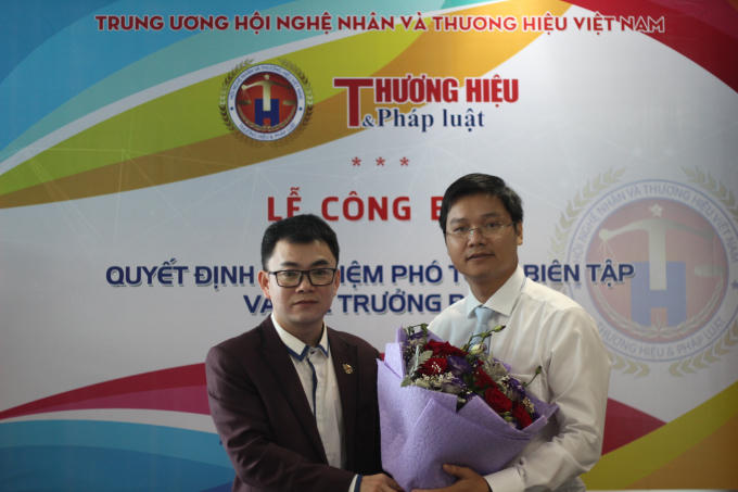 Tổng biên tập Tạp chí điện tử Thương hiệu và Pháp luật tặng hoa chúc mừng Nhà báo Hoàng Minh Thành.