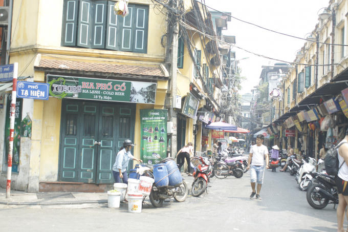 Phố Tạ Hiện được mệnh danh là "phố bia" nơi những khách nước ngoài hay tụ tập ăn uống. Con phố này được coi như "điểm đen" về tình trạng mất trật tự đô thị.