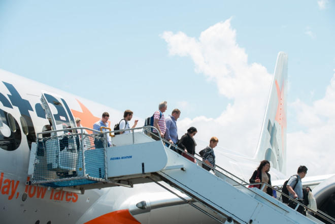 Hành khách không được sử dụng sạc pin dự phòng điện thoại trên máy bay. (Ảnh: Jetstar)