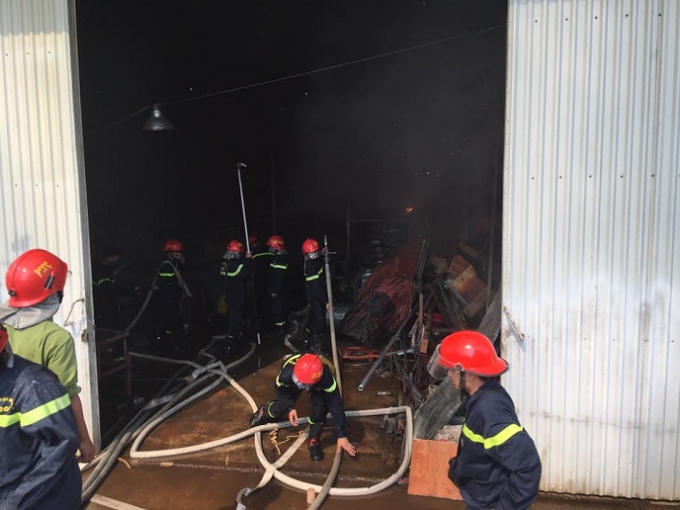 Cận cảnh công tác khống chế đám cháy