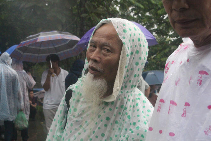 Một cụ già vẫn sải bước lên đền Thượng.