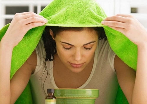 Lá chanh cũng xuất hiện với tư cách là thành phần của một nồi nước xông, chữa nhức đầu, giải cảm
