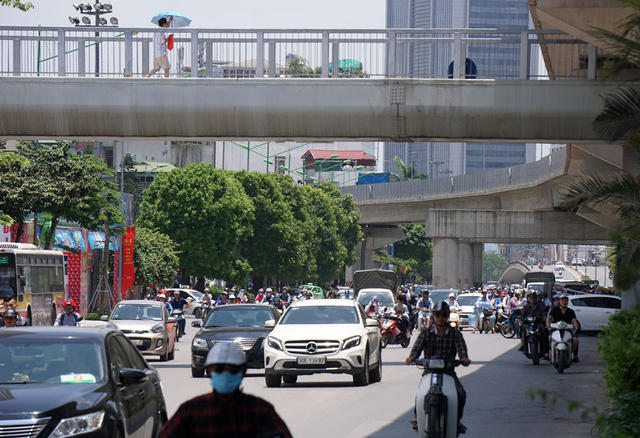 Mặt đường Nguyễn Trãi vào mùa hè như tấm gương phản xạ, hắt ánh nắng trở lại người đi đường.