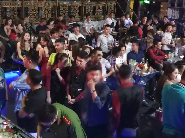 Cảnh s&aacute;t &ldquo;đột k&iacute;ch&rdquo; qu&aacute;n bar DC Club, hơn 300 kh&aacute;ch chơi nhốn nh&aacute;o