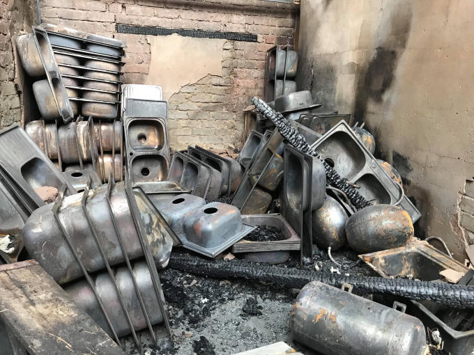 Những hàng hóa làm bằng kim loại cũng bị biến dạng sau vụ hỏa hoạn.