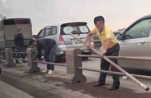 Hình ảnh ghi lại việc mốt đối tượng ngang nhiên tháo lan can cầu Thanh Trì.