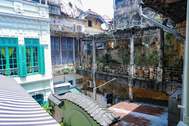 Quá trình mua ngôi nhà cổ này tương đối khó khăn vì có tới 4 chủ sở hữu, họ đều là con cháu trong gia đình của cựu đại gia Trương Trọng Vọng. Vì vậy, cô Hương phải mất khá nhiều thời gian để thuyết phục cả 4 chủ sở hữu nhượng lại nhà.