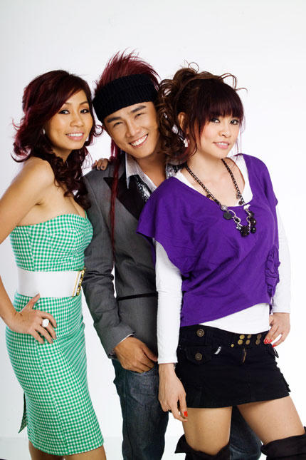 Nhóm The Bells thành lập vào tháng 12/1999 với ba thành viên đầu tiên là Mai Thanh, Minh Du và Quang Huy, vào năm 2003 thì thành viên Minh Du tách nhóm, sau đó Đài Trang gia nhập vào The Bells.