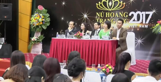 Ban tổ chức trả lời phỏng vấn.