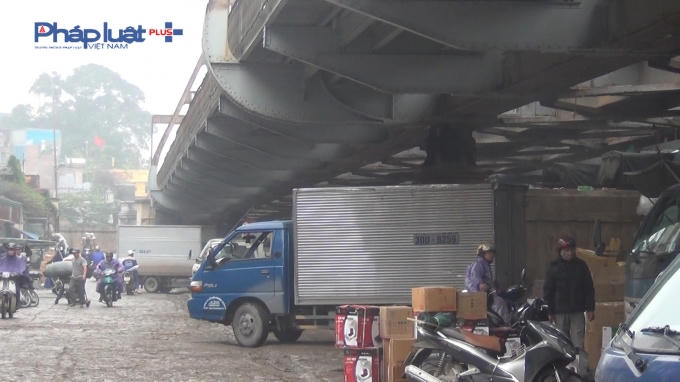 Nhiều phương tiện, hàng hóa ngay dưới gầm cầu Long Biên.