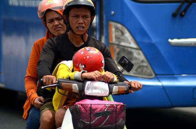 Con trẻ mệt mỏi sau một chuyến đi dài.