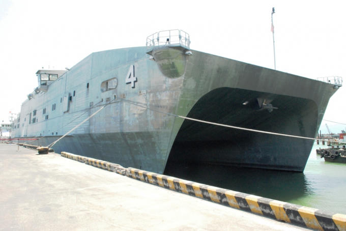 Trong 10 ngày ở TP Đà Nẵng, 300 thuyền viên trên tàu  của Hải quân Hoa Kỳ tham gia hoạt động nhân đạo: trao đổi chuyên môn y tế, xây mới, sửa chữa nhà cửa...