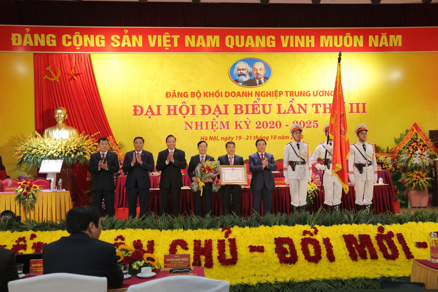 Đảng ủy Khối Doanh nghiệp Trung ương đón nhận Huân chương Lao động hạng Nhất. Ảnh: Petrotimes