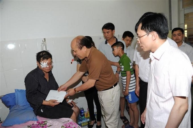 Cơ quan chức năng tỉnh Cao Bằng thăm hỏi, động viên người nhà và các nạn nhân may mắn thoát chết trong vụ tai nạn sập nhà này.