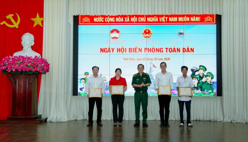 Đại tá Huỳnh Thanh Hùng - Chính ủy Ban chỉ huy BĐBP TP trao giấy khen cho các tập thể, cá nhân