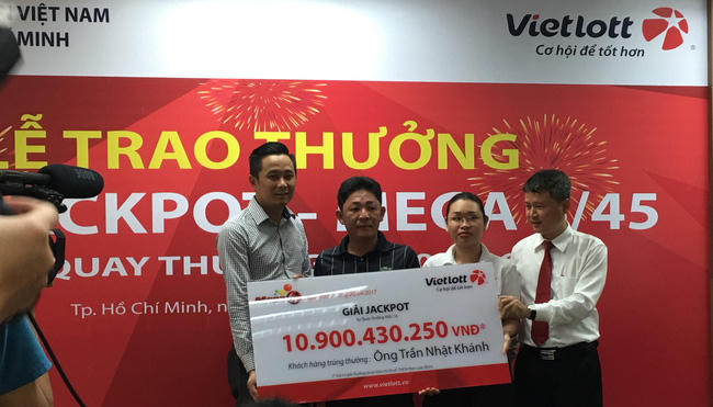 Khách hàng không che mặt, công khai danh tính khi nhận giải Jackpot của Vietlott.