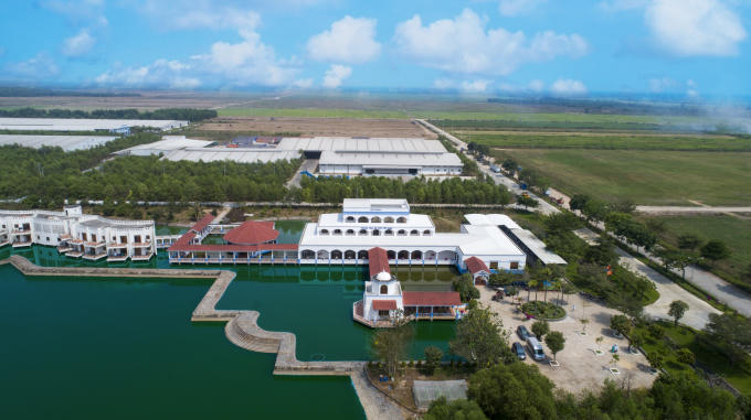 “Resort” bò sữa Tây Ninh vừa được khánh thành với diện tích 685 ha, quy mô 8000 bò bê và tổng kinh phí đầu tư trên 1.200 tỷ đồng