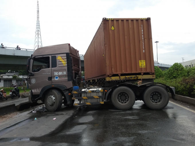 Chiếc xe container nằm chắn hết làn ô tô khiến cho giao thông ùn ứ nghiêm trọng.