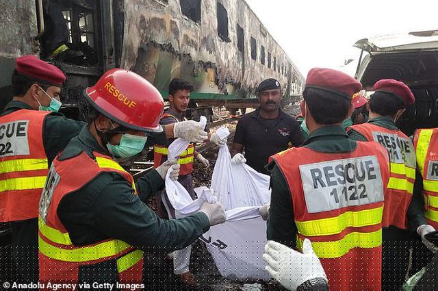 Ali Nawaz, một quan chức cấp cao của ngành Đường sắt Pakistan, nói với AFP rằng khi một số hành khách dùng bếp ga để nấu bữa ăn sáng thì 2 bình ga phát nổ. Lửa bén phải dầu ăn bên cạnh đã khiến đám cháy đã bùng lên và lan ra dữ dội. (Ảnh: Getty)