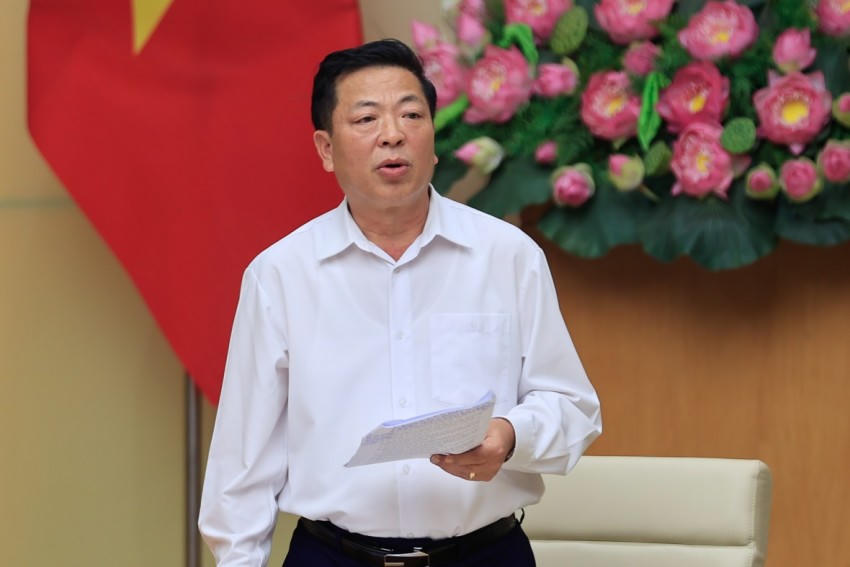 Bộ trưởng Bộ Xây dựng Trần Hồng Minh phát biểu tại phiên họp. Ảnh: Nhật Bắc