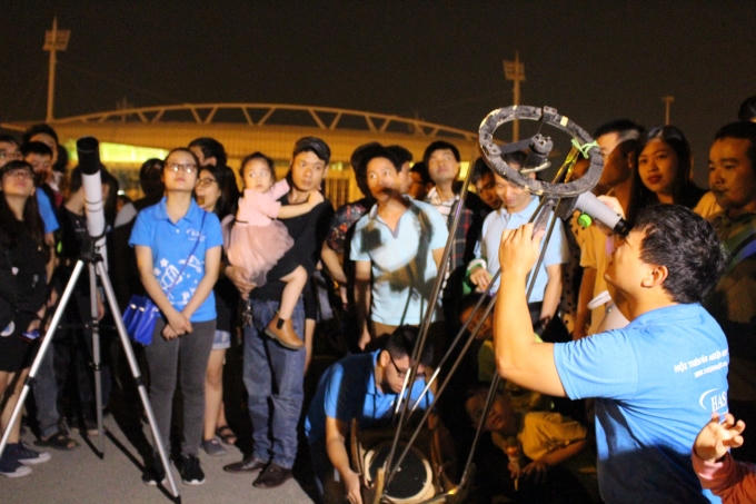 Công đoạn lắp ráp những ống thiên văn với đủ kích cỡ khác nhau đòi hỏi sự cầu kỳ và khó khăn.