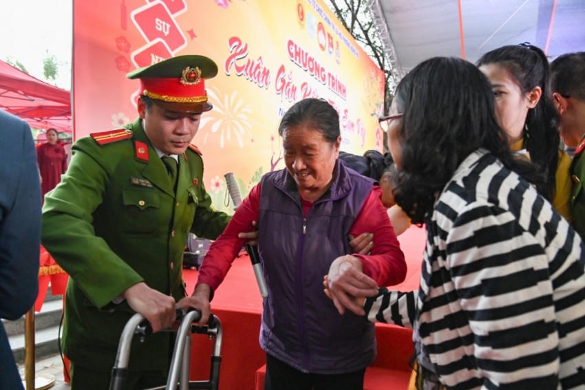 Hình ảnh ấm tình quân dân để "không ai bị bỏ lại phía sau" khi tết đến, xuân về.