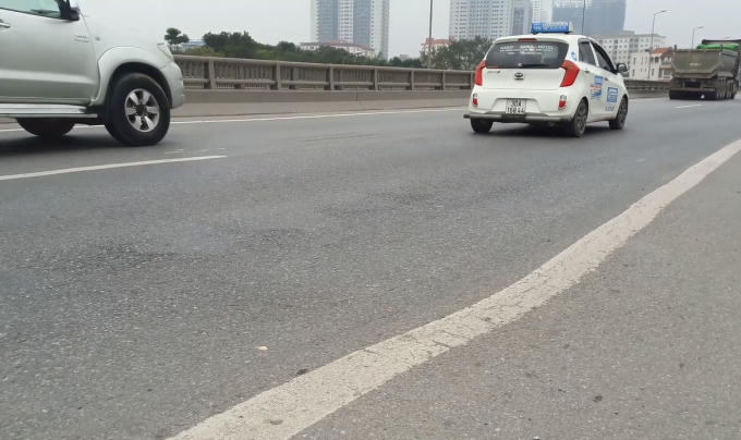Mặt đường cao tốc trên cao Vành đai 3 đã bị lún nghiêm trọng.