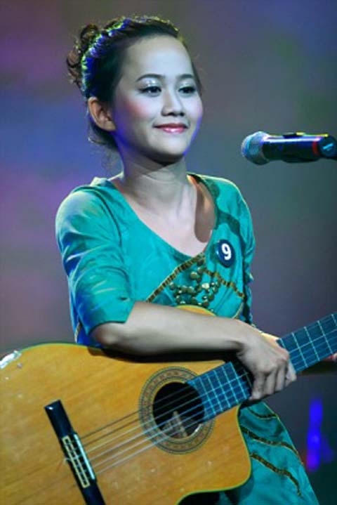 nữ tính, thùy mị khi búi cao sau gáy.