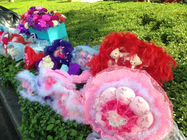 Thị trường hoa ng&agrave;y 20/10: Hoa kh&ocirc; gi&aacute; tiền triệu, kỳ lạ hoa