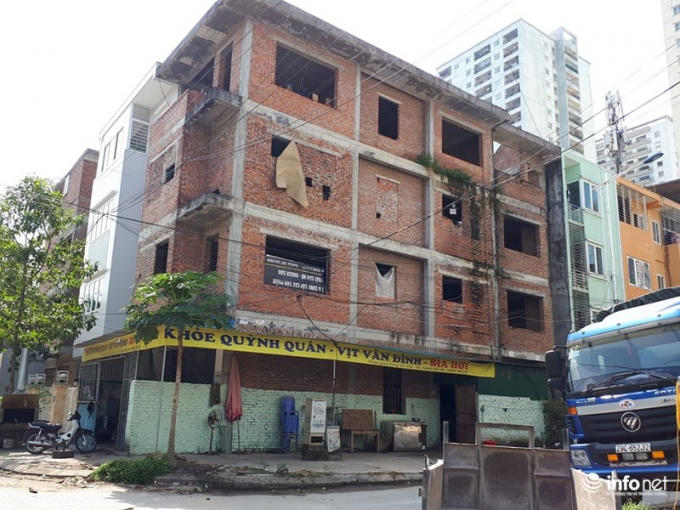 Từng được giao dịch với giá hàng chục tỷ đồng, sau nhiều năm bàn giao những căn biệt thự, nhà liền kề trở thành nơi không có người ở, hoặc có người thuê nhưng khoác những lớp áo loang lổ, nhếch nhác.