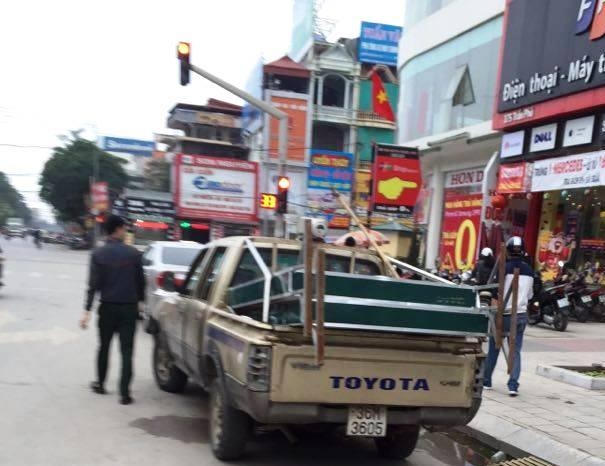 Xe 36-3605 hết hạn đăng kiểm đã 3 năm và không được phép lưu hành đi xử lý vi phạm quy tắc đô thị. (Ảnh: T.Tuấn)