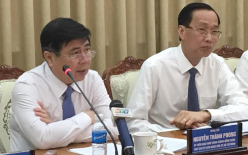 Chủ tịch UBND TP.Hồ Chí Minh Nguyễn Thành Phong (bên trái) yêu cầu dừng các dự án BT đang đàm phán, đợi quy trình chính thức.