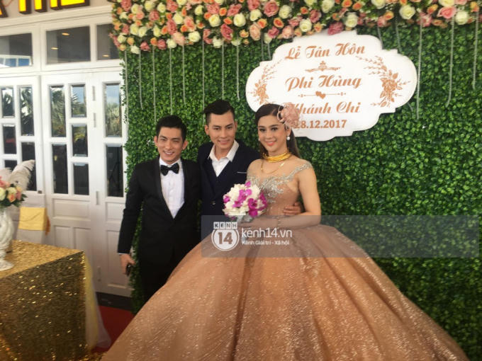 Lâm Khánh Chi hôn đắm đuối chú rể, thay váy đỏ nổi bần bật như công chúa trong lễ cưới