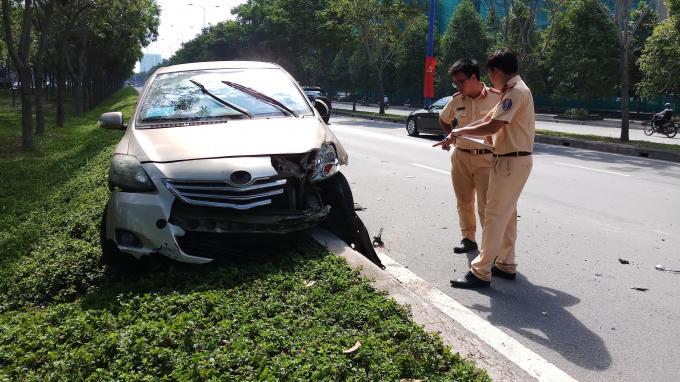 Xe cứu hỏa hất chiếc taxi văng lên lề đường.