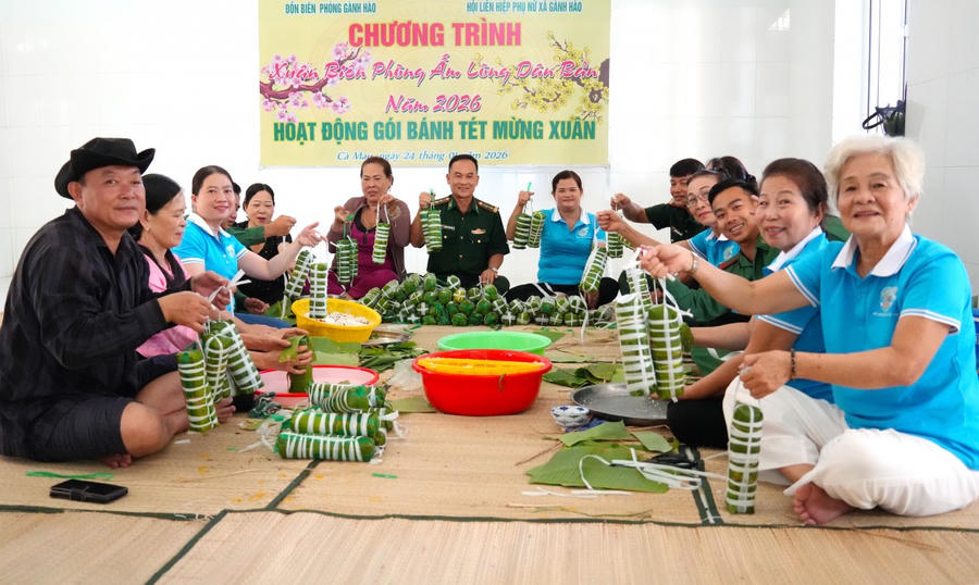 Đồn Biên phòng Gành Hào phối hợp Hội Liên hiệp Phụ nữ xã gói bánh tét tặng hộ nghèo.