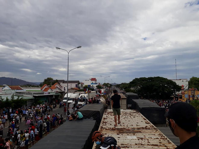 Người dân chặn xe tại Phan Rí Cửa làm giao thông trên quốc lộ 1 tê liệt. Ảnh: Hưng Phan.