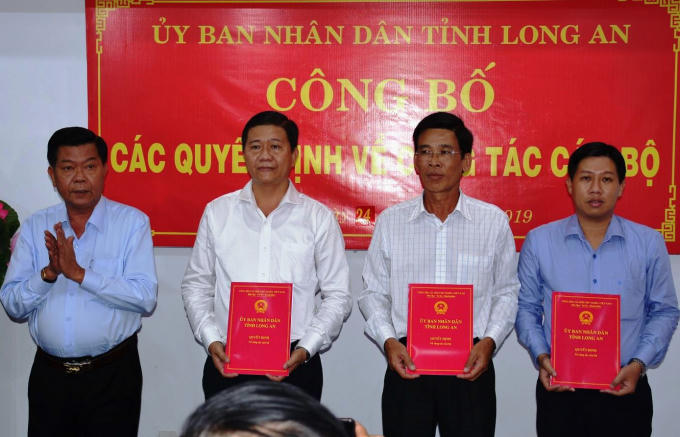 Chủ tịch UBND tỉnh Long An Trần Văn Cần trao quyết định và chúc mừng 3 cán bộ được bổ nhiệm.