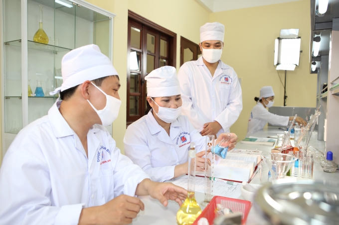 Dược sĩ Lê Thị Bình nghiên cứu sản phẩm.