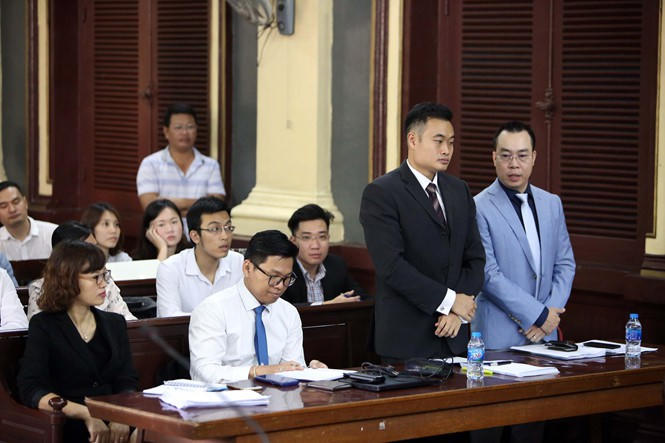 Ông Jerry Lim, Giám đốc Grab tại Việt Nam (áo vest đen) tại tòa.